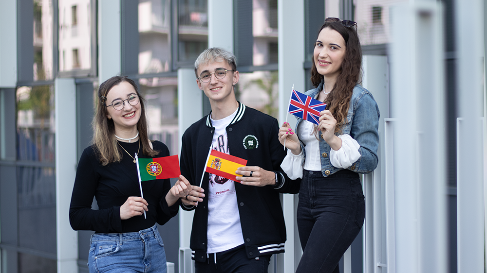 Studenci na tle budynku Wydziału Filologicznego