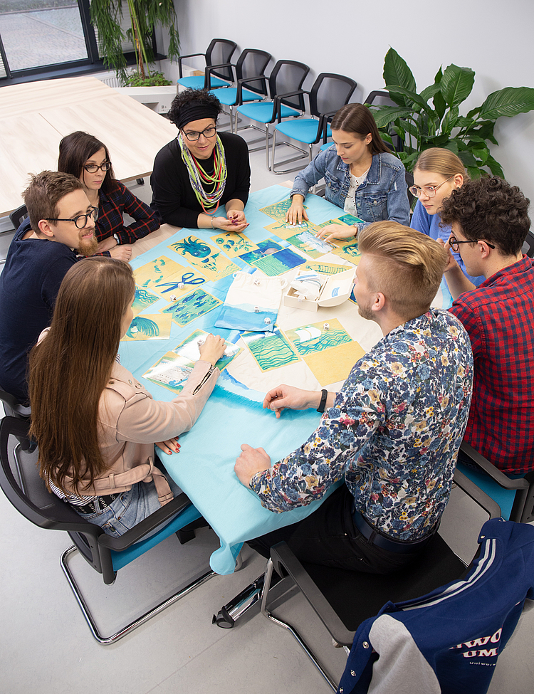 Studenci pracujący w grupie