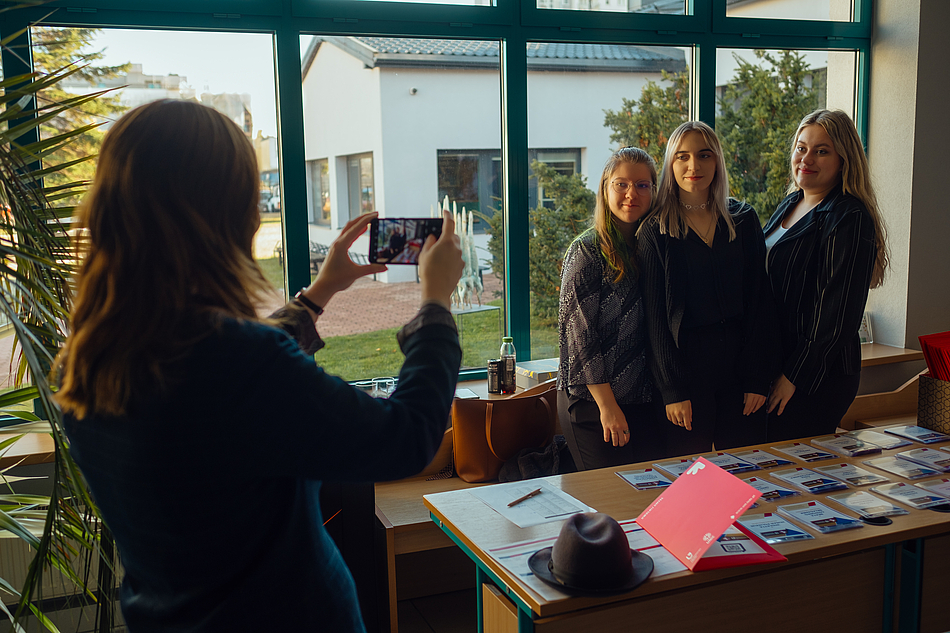 osoby prowadzące rejestrację uczestników konferencji