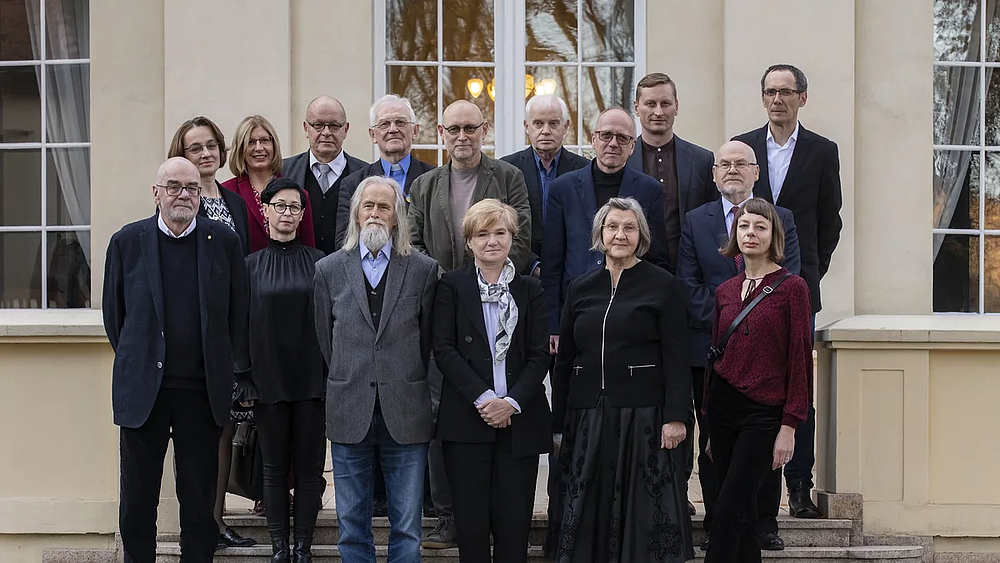 zdjęcie grupowe na schodach uczestników kolegium