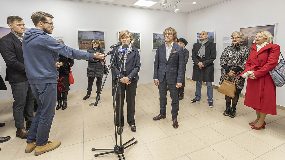 rektor UŁ prof. Elżbieta Żądzińska zabiera głos podczas wernisażu