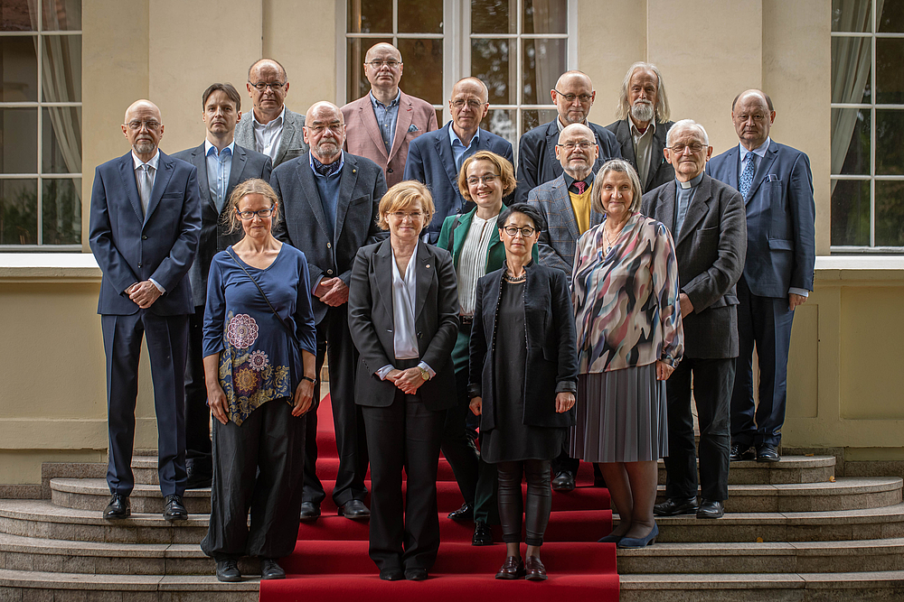 Uczestnicy Kolegium Refleksji Humanistycznej na schodach pałacu