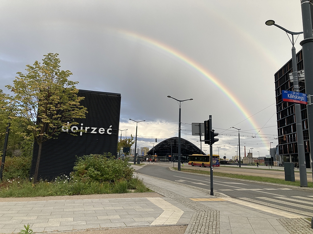 Tęcza nad nowym budynkiem dworca Łódź Fabryczna