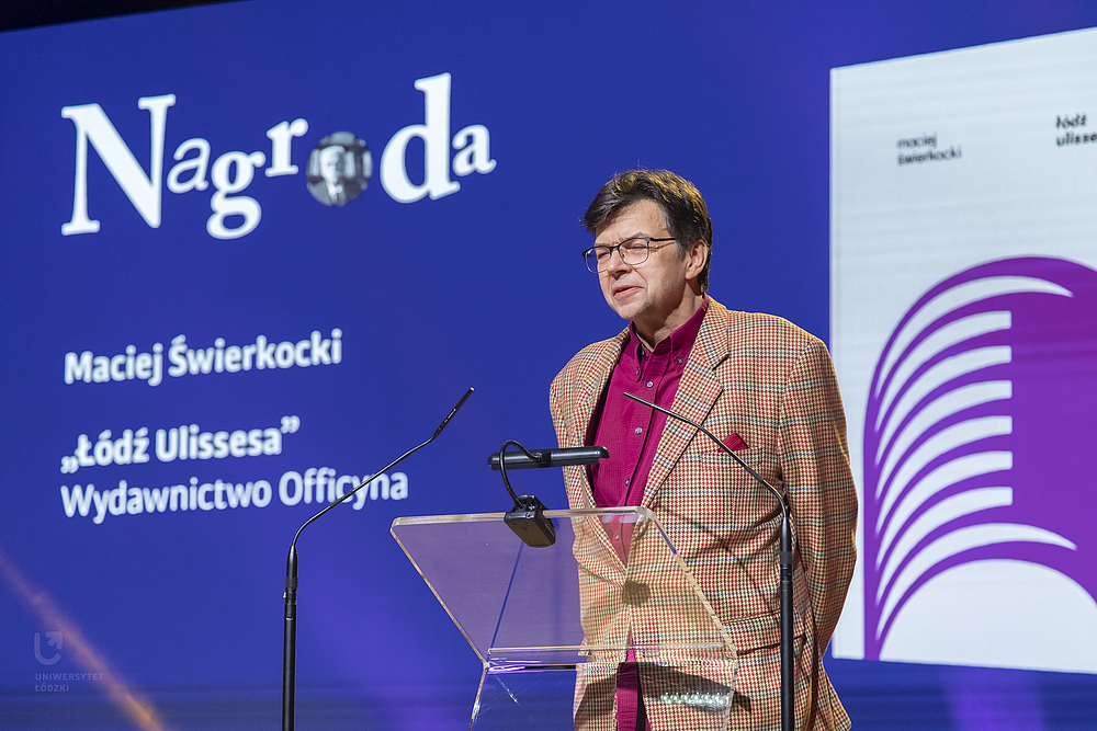 laureat nagrody przemawia na scenie